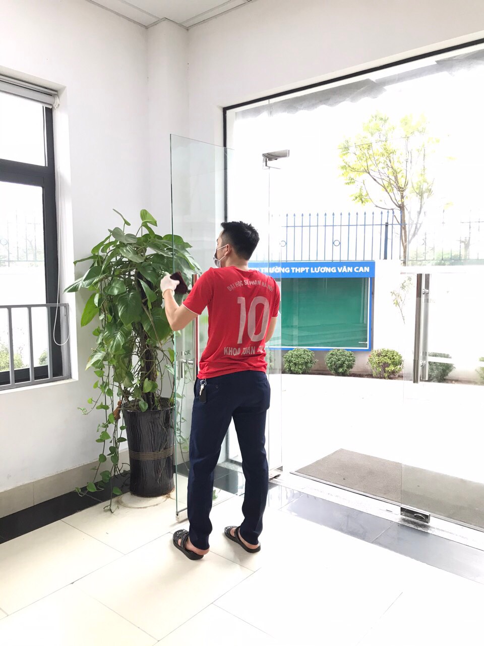 Cán bộ giáo viên, nhân viên trường THPT Lương Văn Can tham gia phòng dịch corona