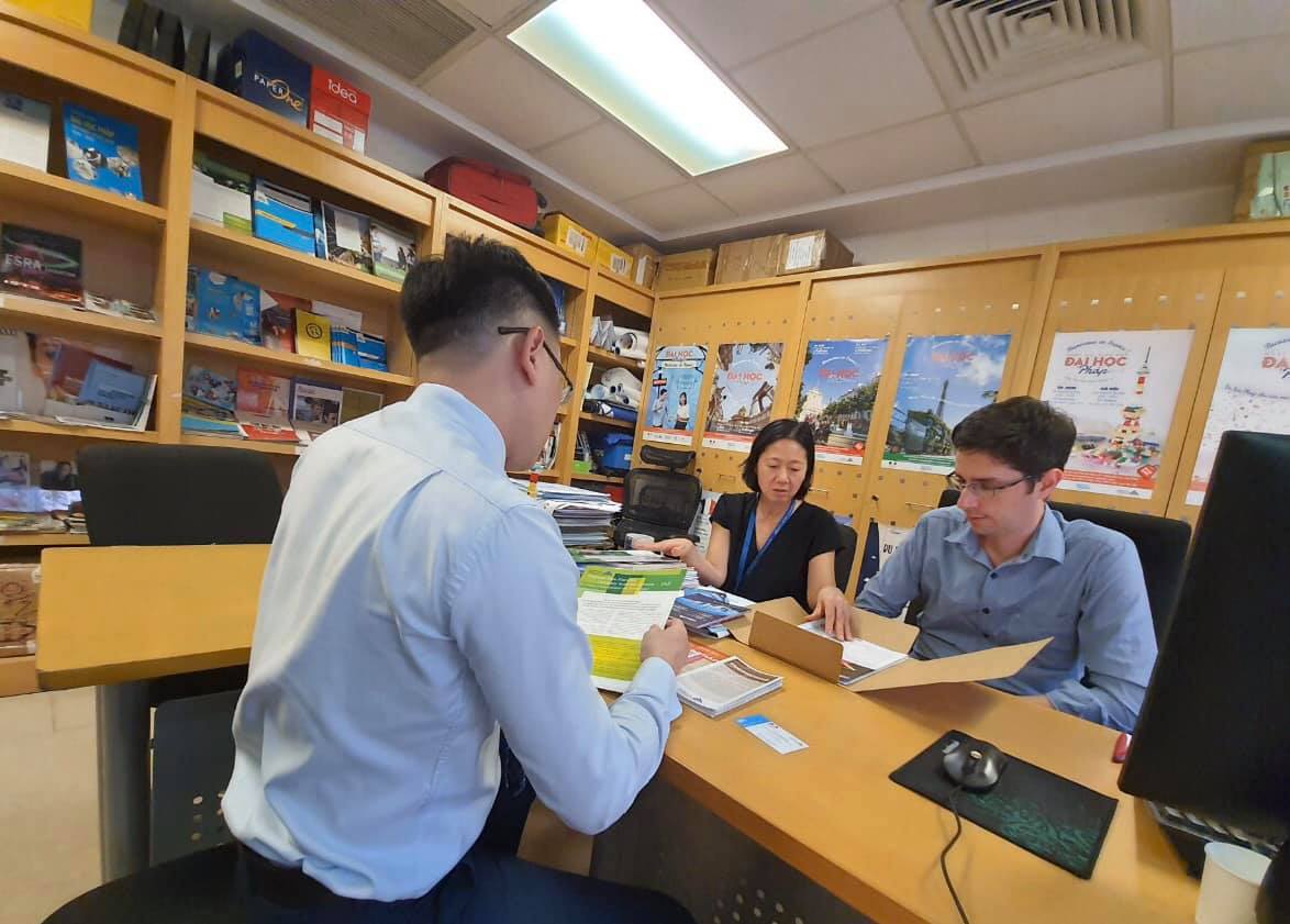 BGH Nhà trường làm việc với đại diện văn phòng du học của Đại sứ quán Pháp