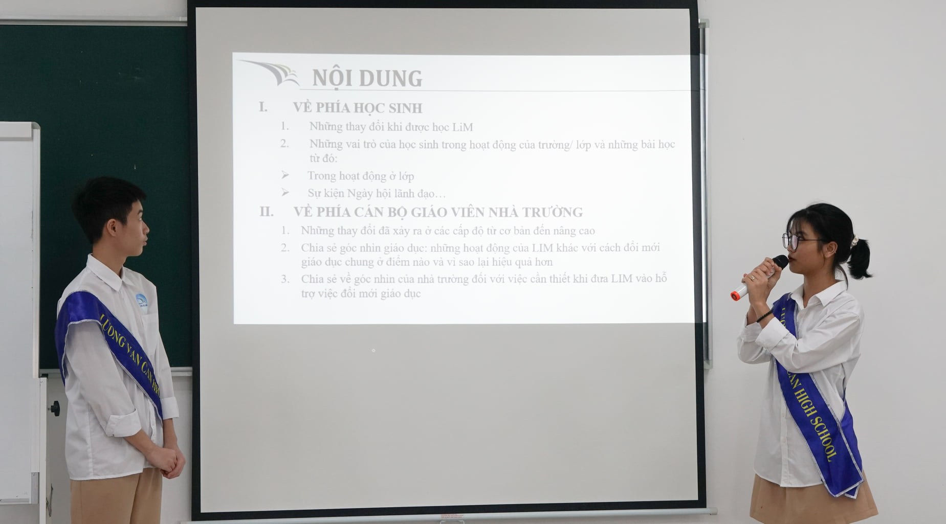 Các bạn học sinh giới thiệu về chương trình Lãnh đạo tự thân 