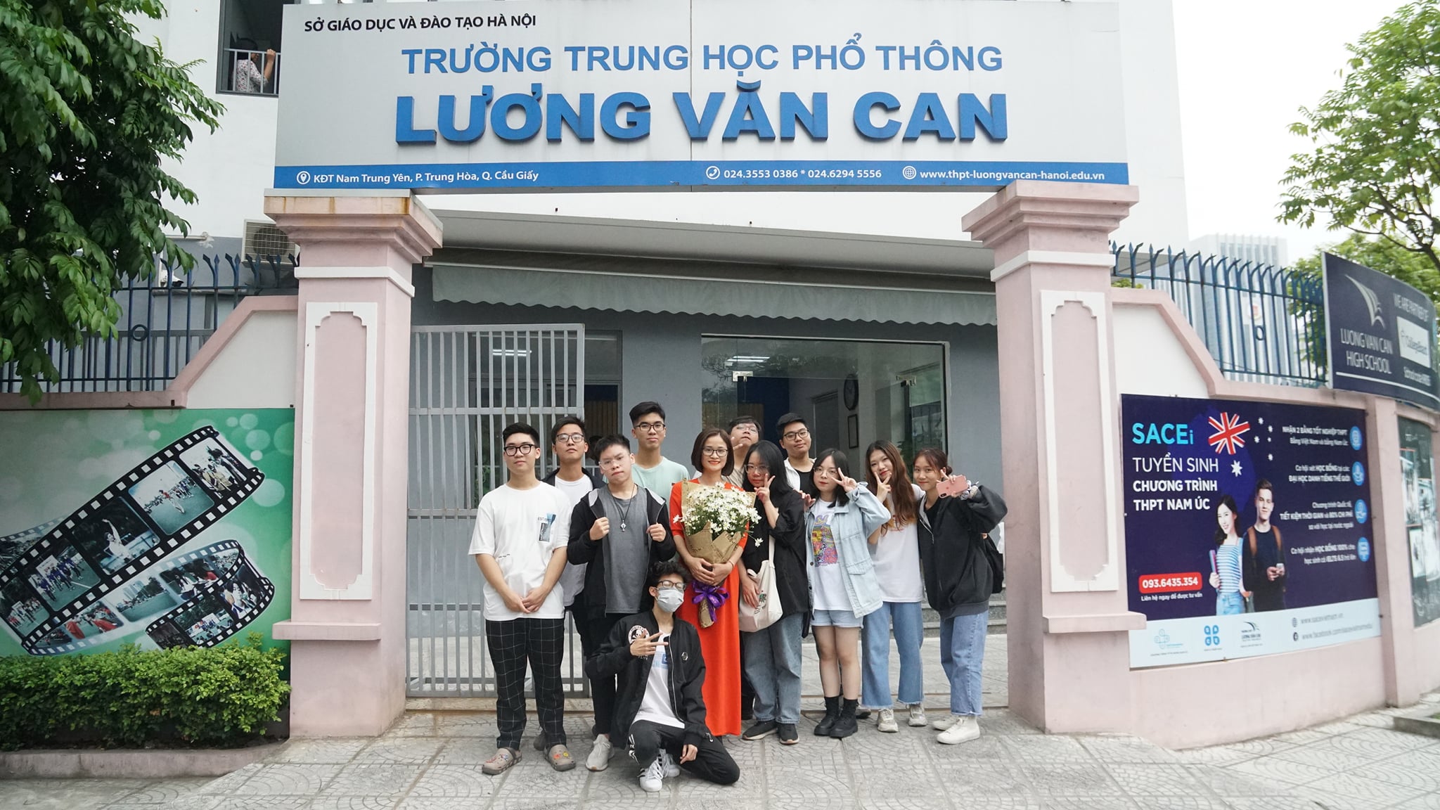 Các em cựu học sinh về thăm trường cũ