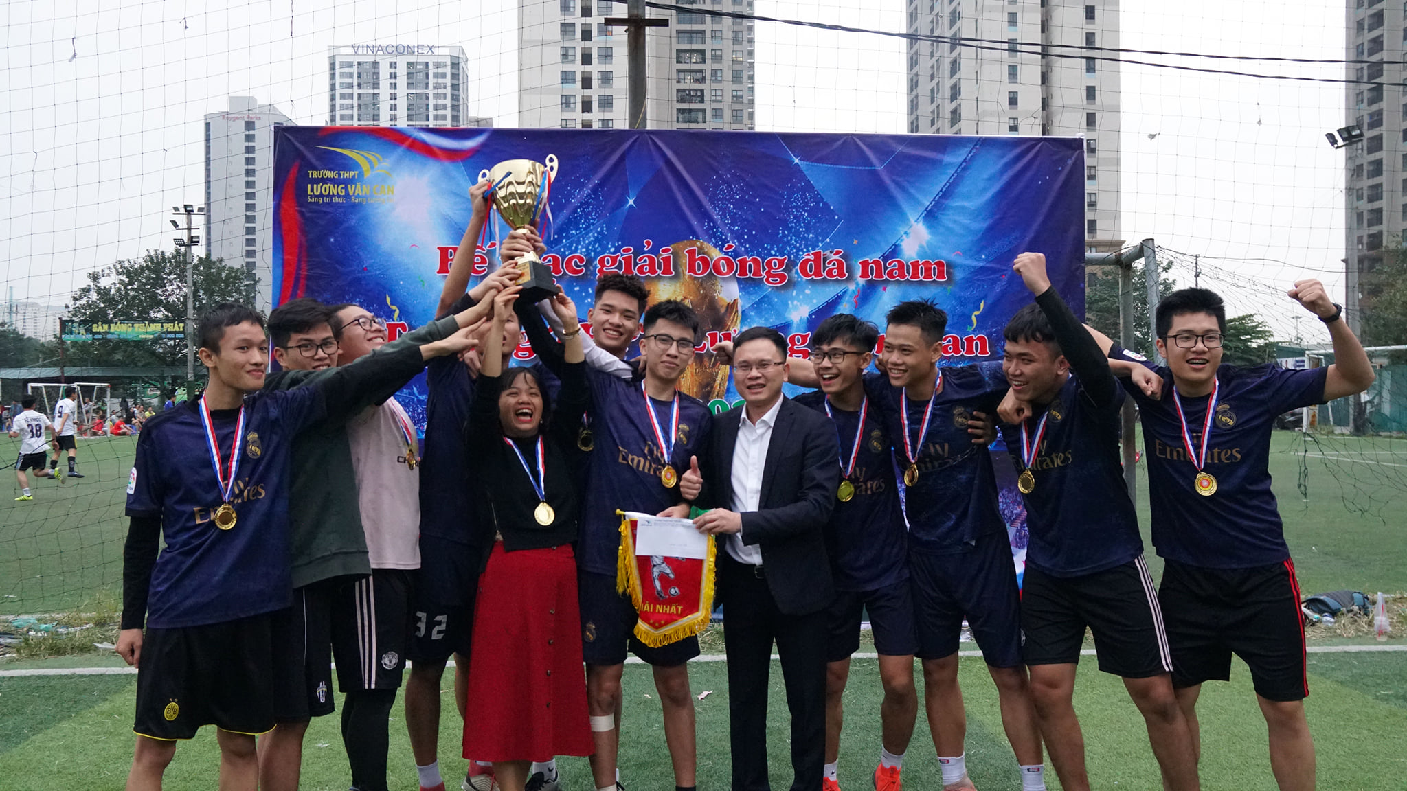 Khoảnh khắc ăn mừng chiến thắng