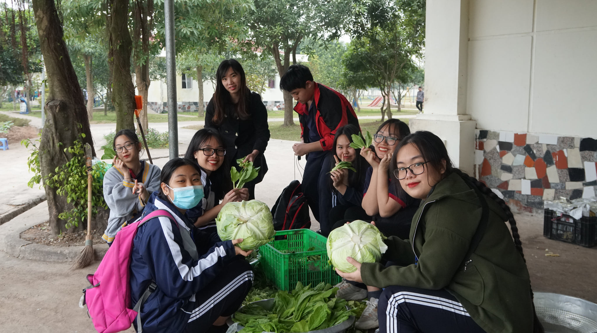 Chuẩn bị thực phẩm cho bữa trưa.