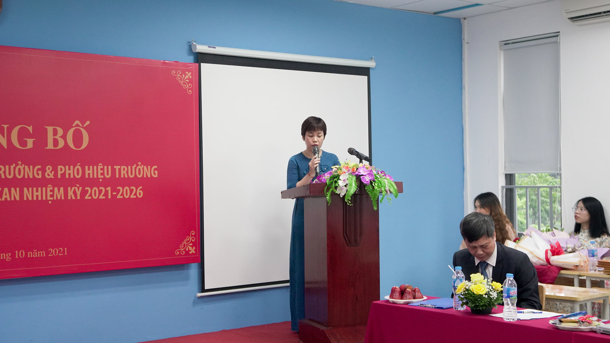 Phó hiệu trưởng - cô Nguyễn Thị Giang phát biểu trong buổi lễ