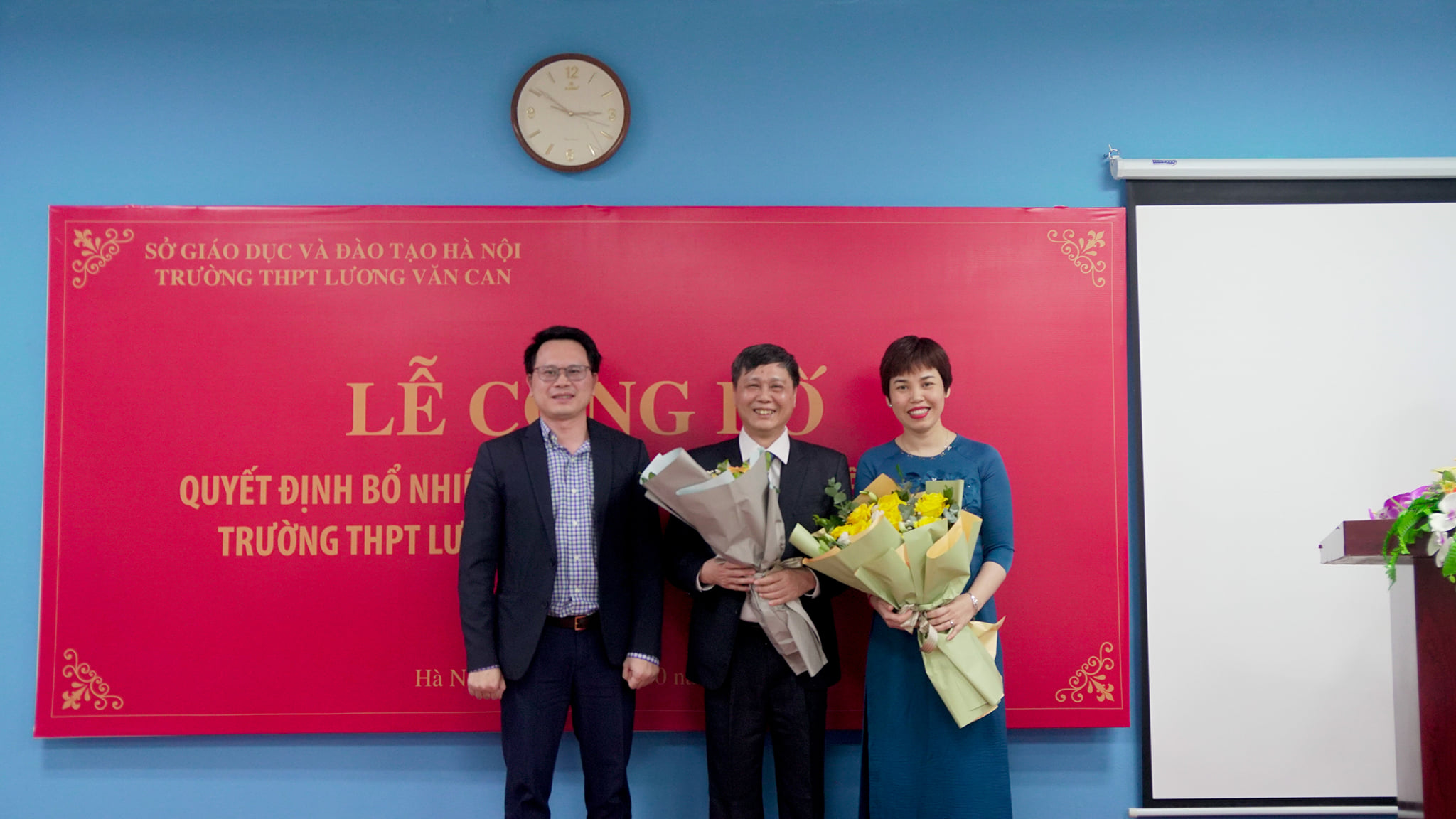 Thầy Đặng Đình Long tặng hoa tân hiệu trưởng và tân hiệu phó