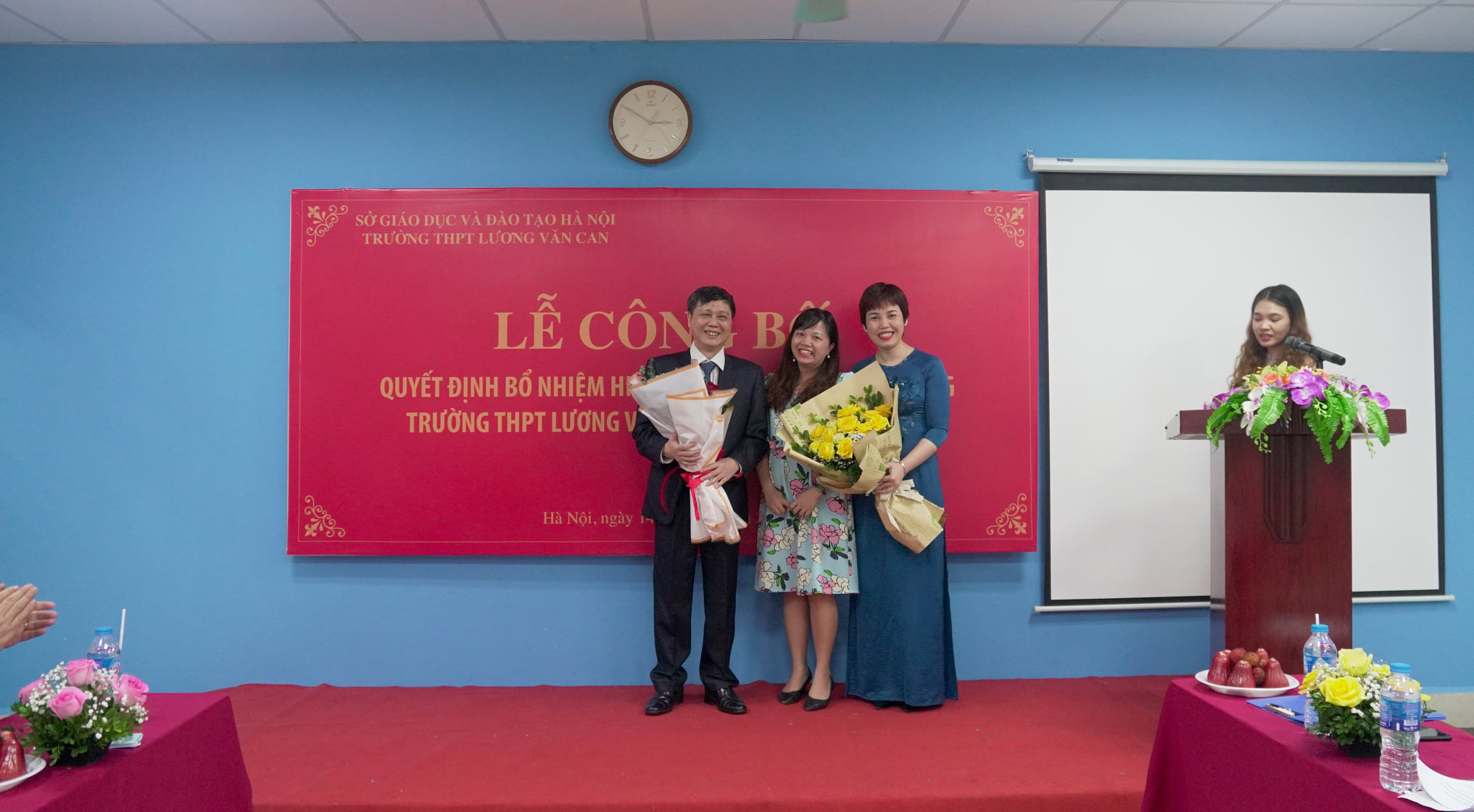 Phó hiệu trưởng - Cô Nguyễn Thị Ngát tặng hoa tân hiệu trưởng và tân hiệu phó