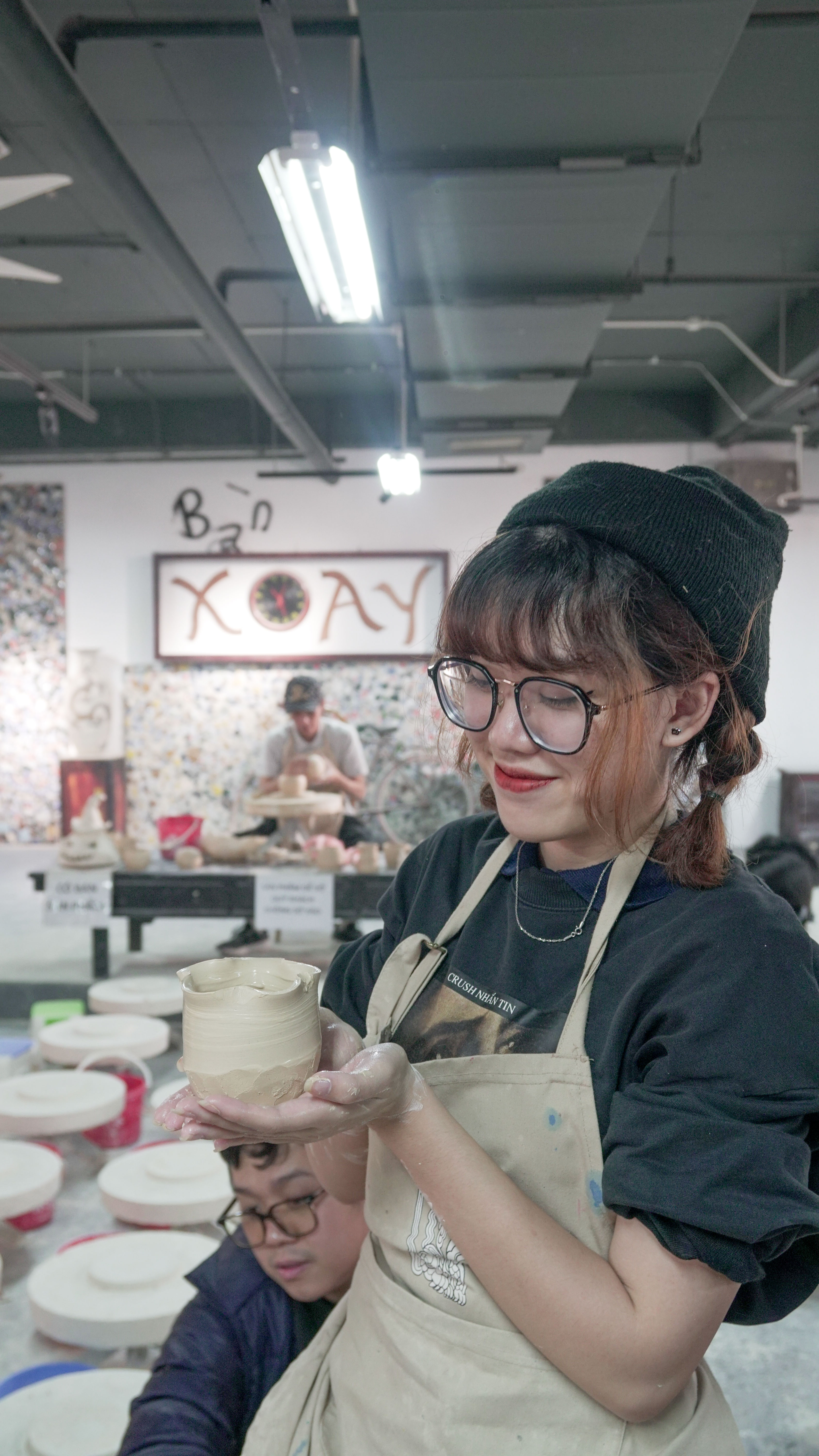 Học sinh khoe thành phẩm của mình 